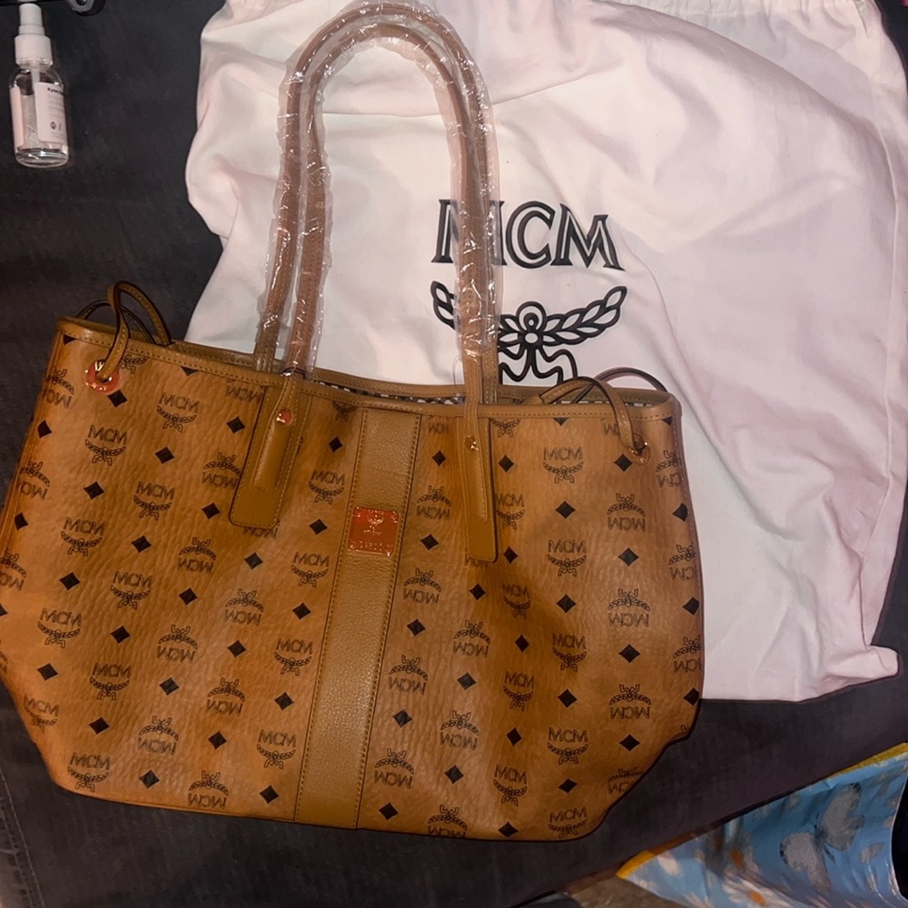 MCM Medium Tote Bag, NO CLUTCH ( CLUTCH ALREADY SOLD FOR 275$)
